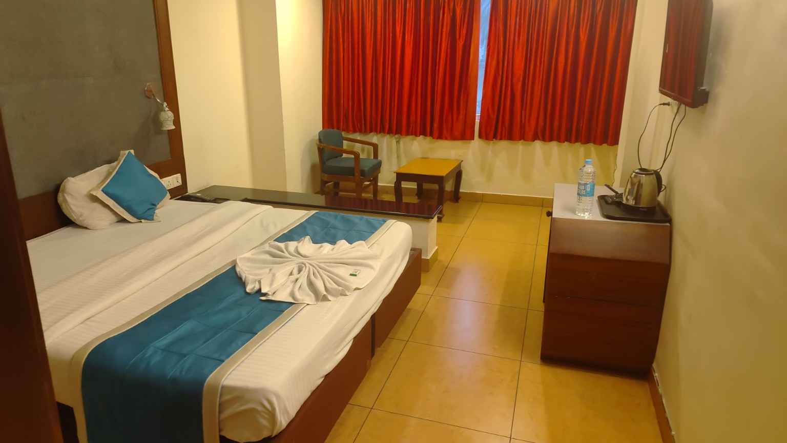 Guest room with seating area